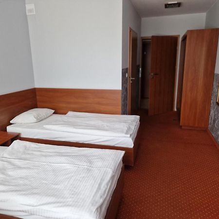 Hotel Podroznik Koszuty Екстер'єр фото