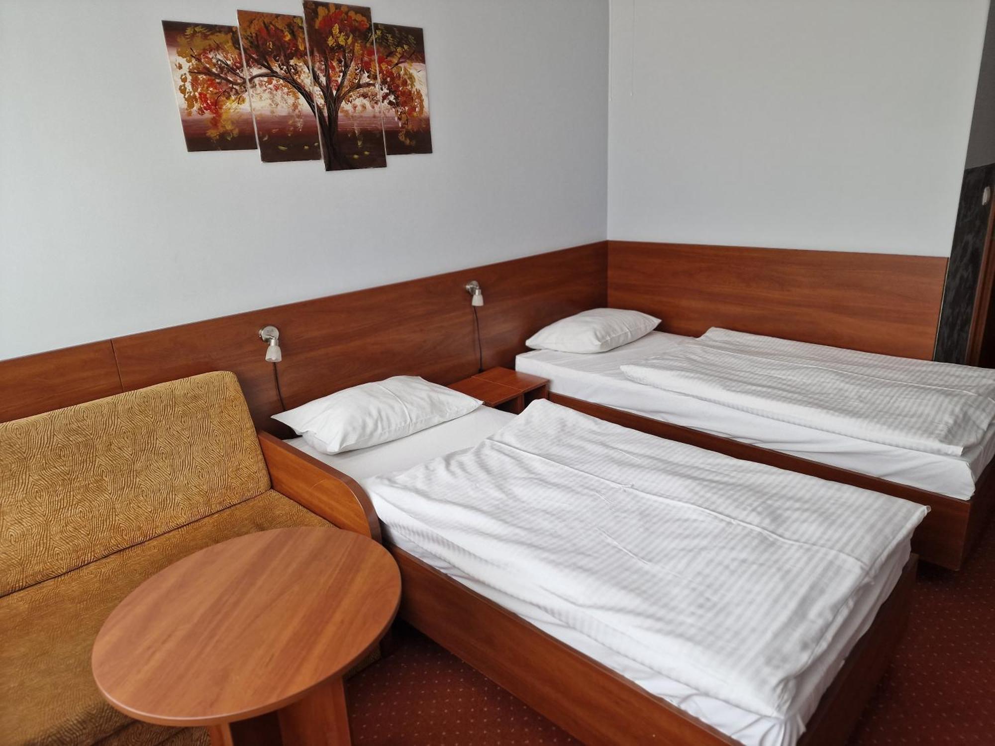 Hotel Podroznik Koszuty Екстер'єр фото