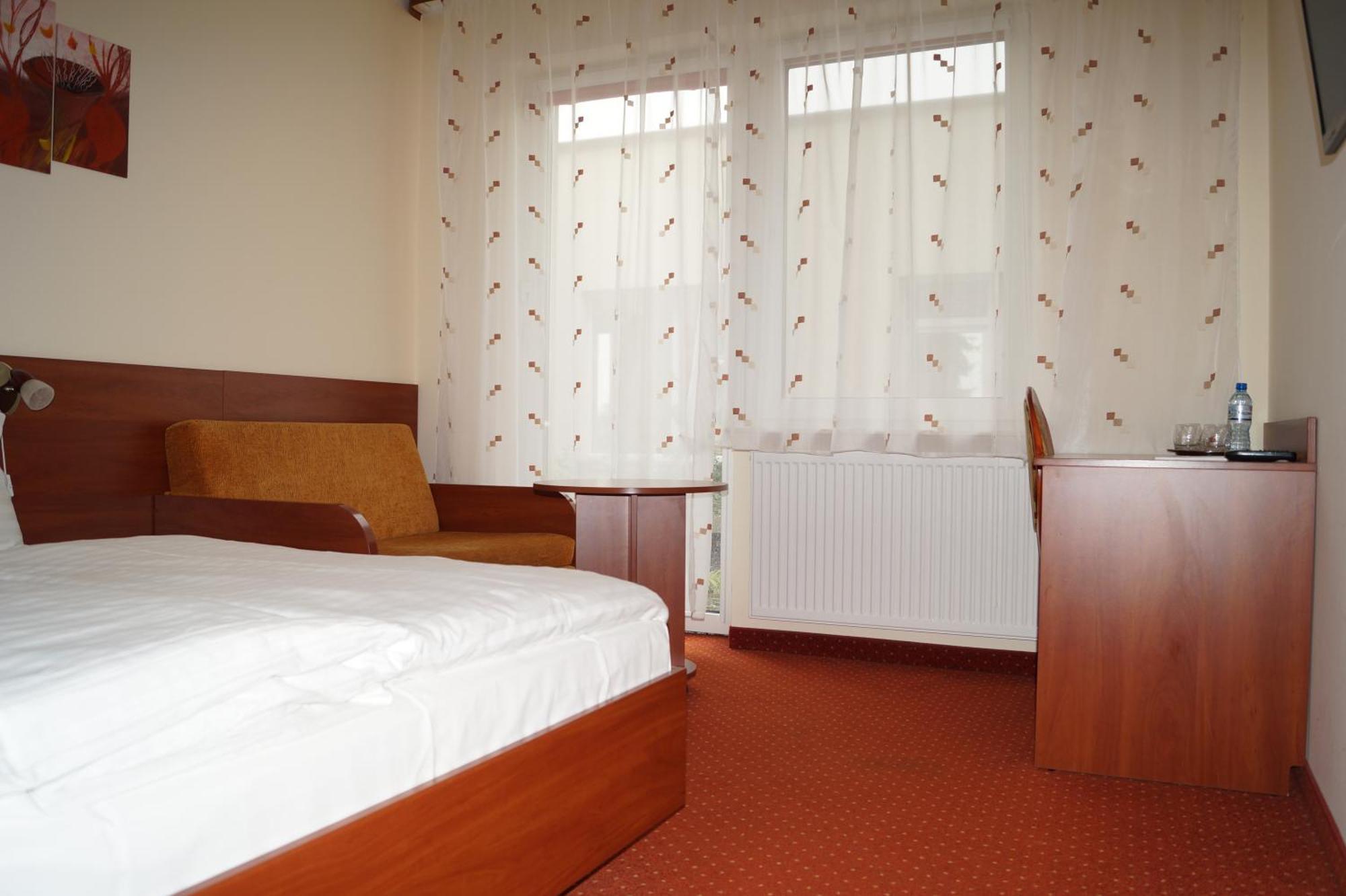 Hotel Podroznik Koszuty Екстер'єр фото