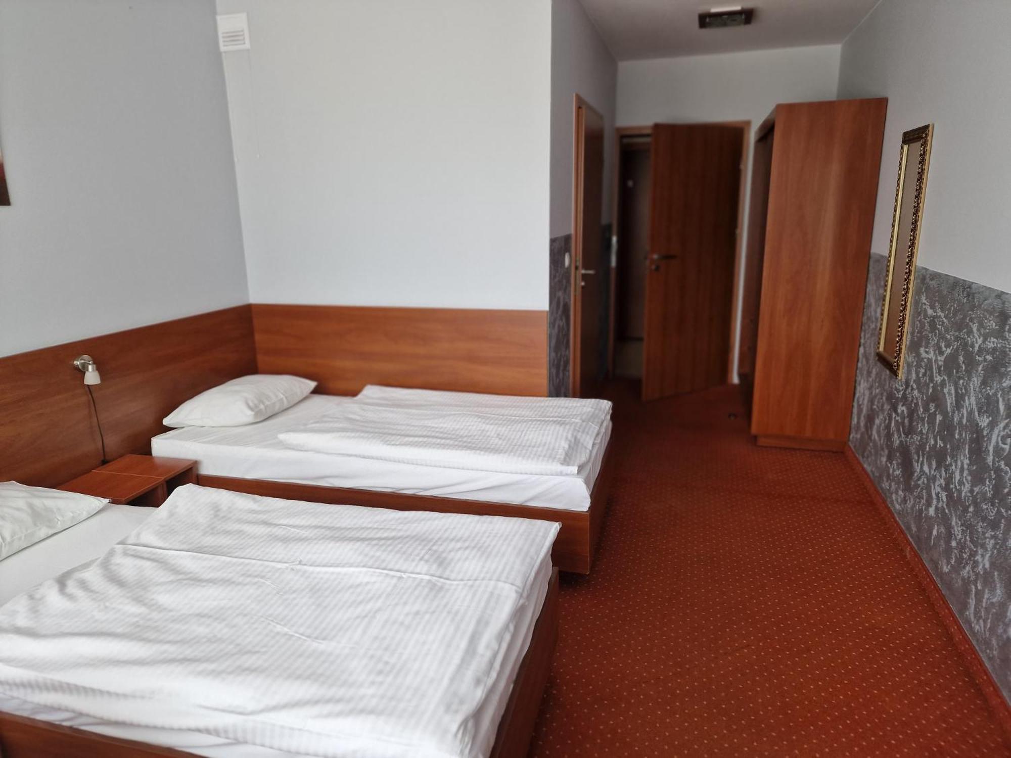 Hotel Podroznik Koszuty Екстер'єр фото