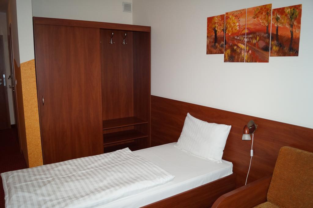 Hotel Podroznik Koszuty Екстер'єр фото