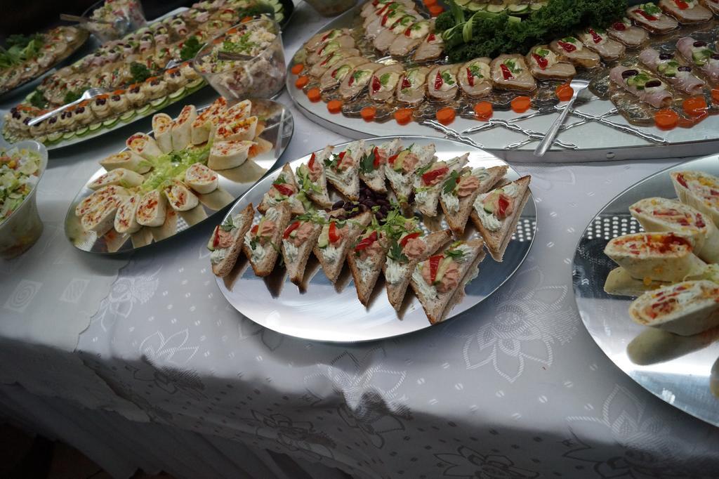 Hotel Podroznik Koszuty Екстер'єр фото