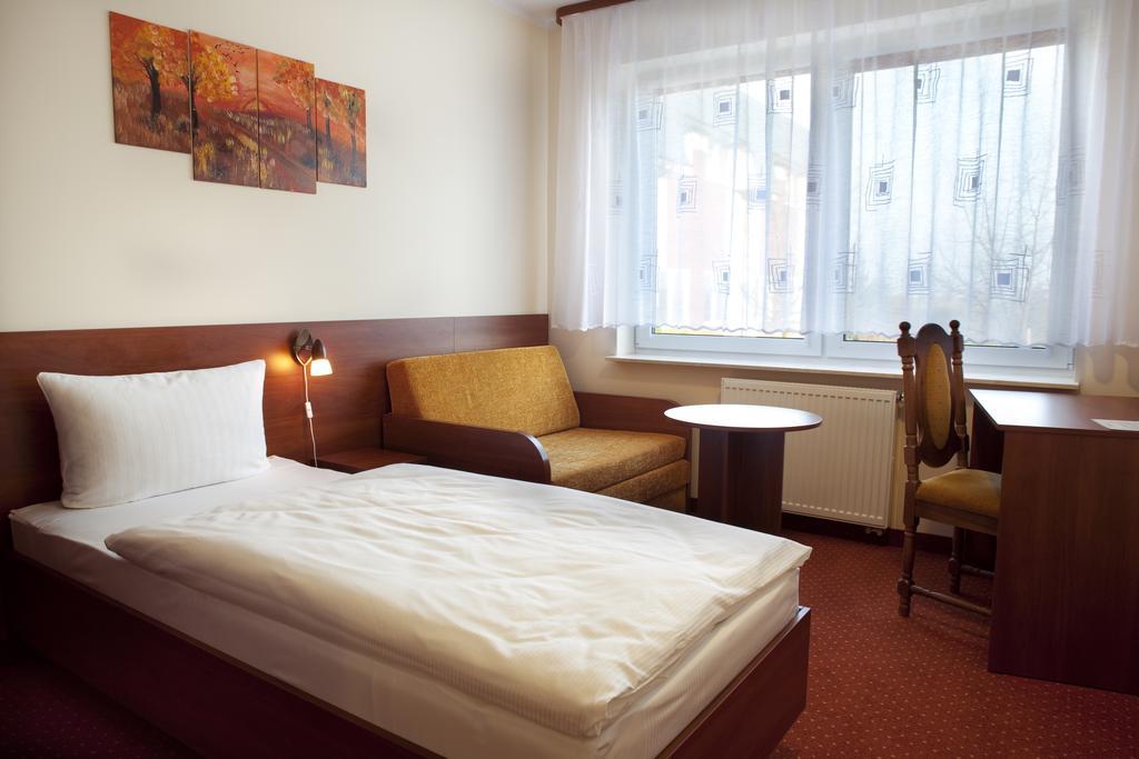 Hotel Podroznik Koszuty Екстер'єр фото