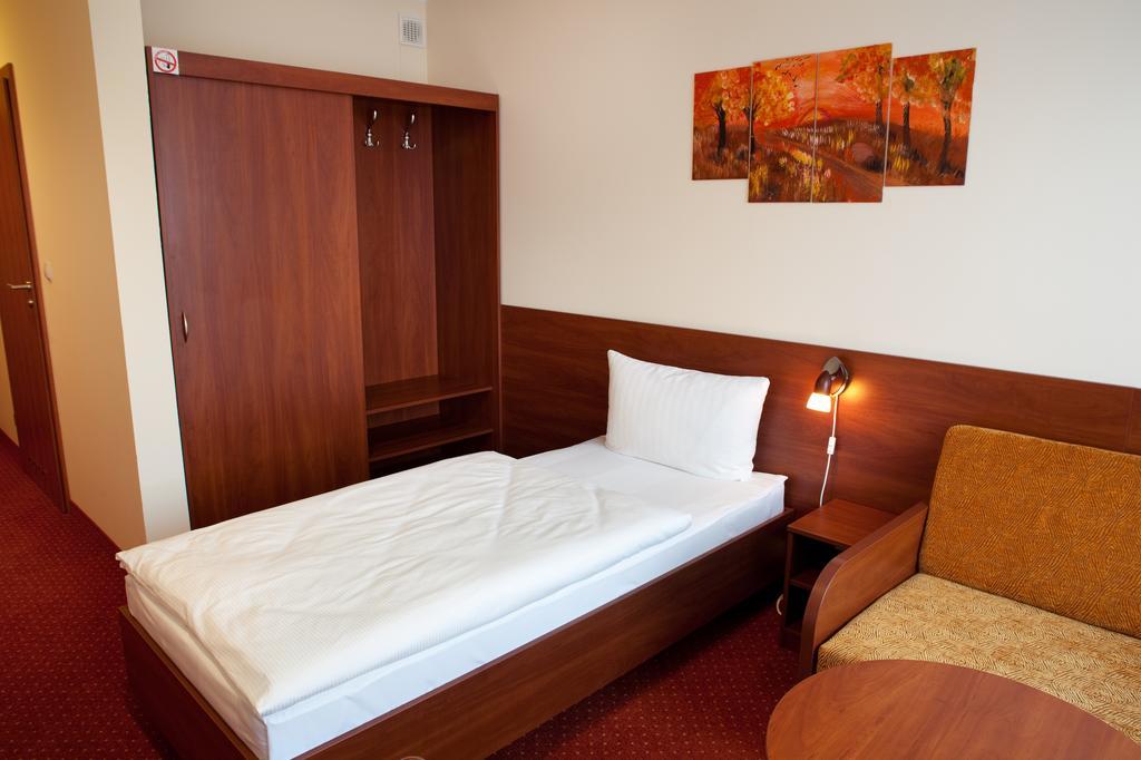 Hotel Podroznik Koszuty Екстер'єр фото